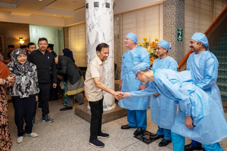 HIS MAJESTY THE SULTAN AND YANG DI-PERTUAN OFBRUNEI DARUSSALAM HAS UNDERGONE RIGHT TOTAL KNEEREPLACEMENT SURGERY